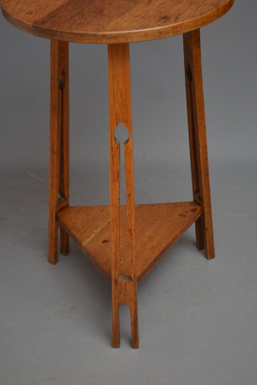 Arts and Crafts Oak Table / Occasional Table - Image 8