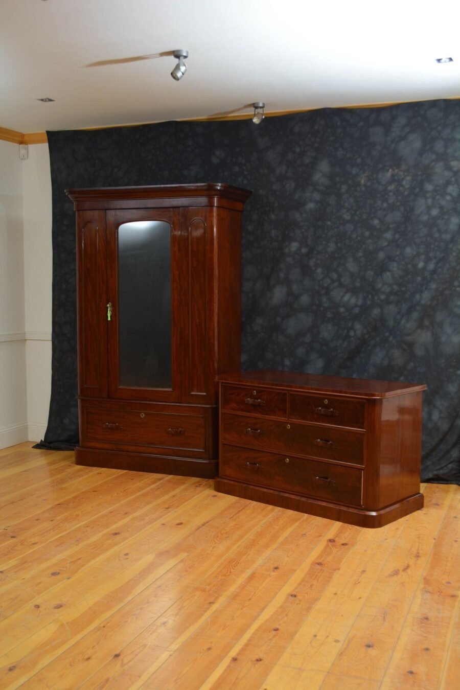 Victorian Figured Mahogany Wardrobe - Image 17