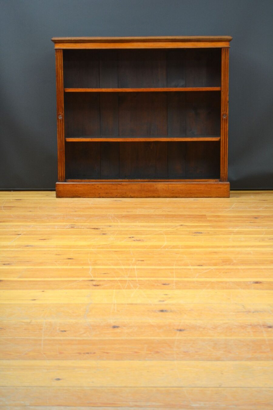 English Victorian Open Bookcase in Walnut - Image 2