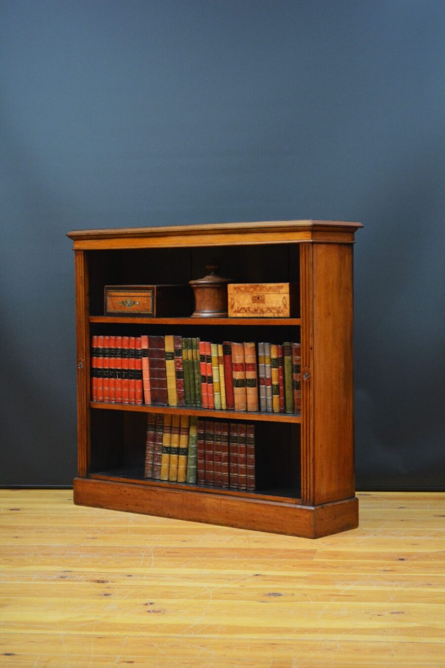 English Victorian Open Bookcase in Walnut - Image 3