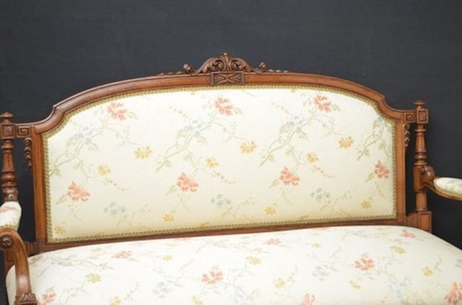 Fine Quality Victorian Sofa - Walnut Settee - Image 3