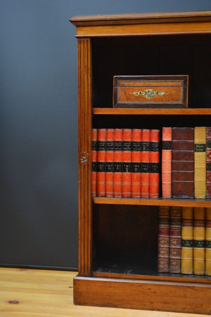 English Victorian Open Bookcase in Walnut - Image 6