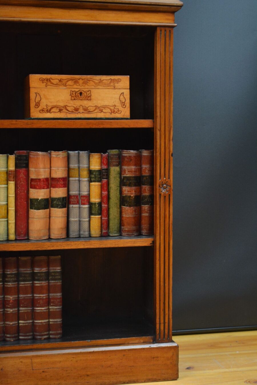 English Victorian Open Bookcase in Walnut - Image 9