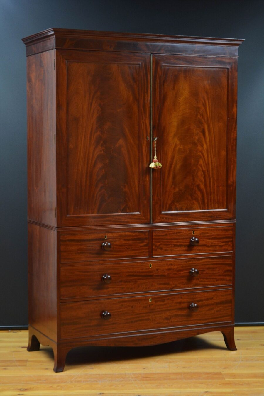 English George III Mahogany Linen Press - Image 2