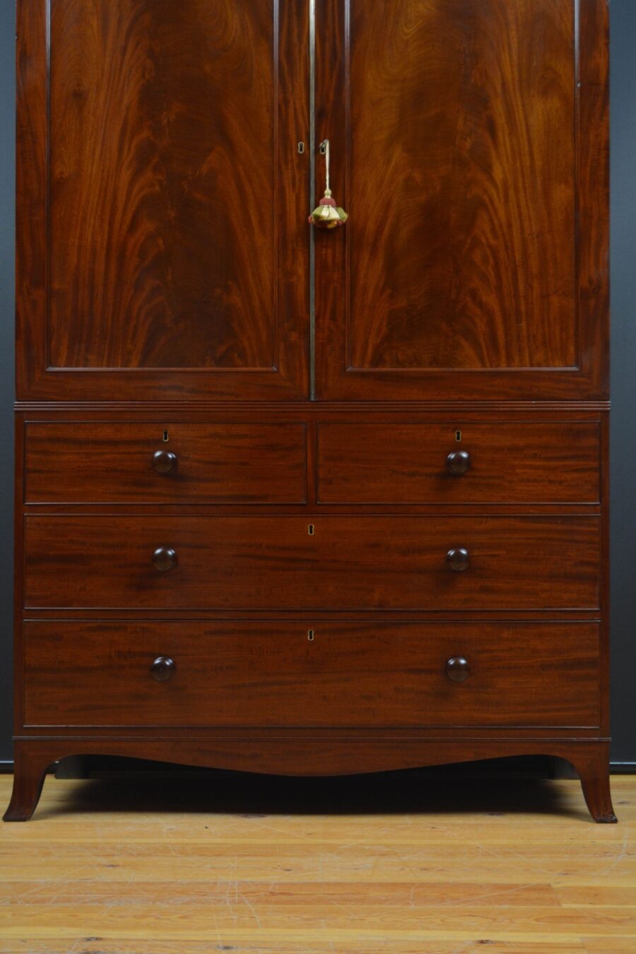 English George III Mahogany Linen Press - Image 9